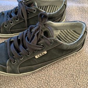 Taos Sneakers women’s 6